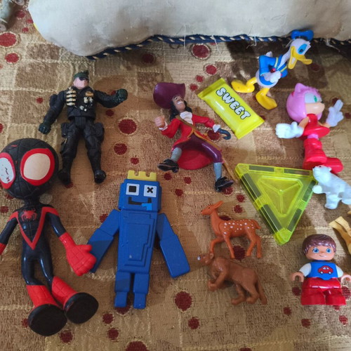 Toy figures pack