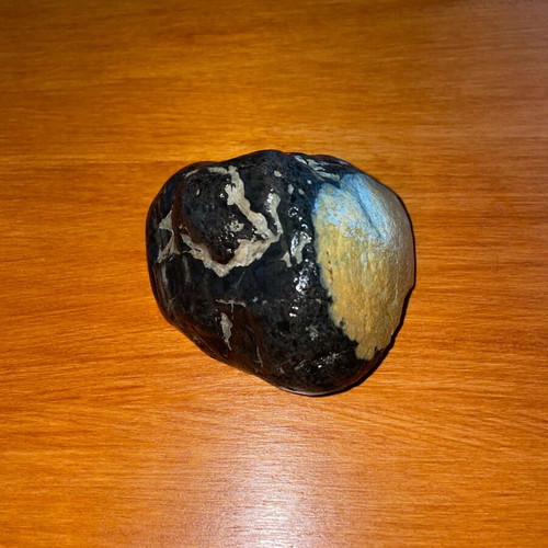 Black flint with quartz vein new