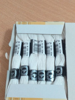Βαμβακάκια DMC No 25 λευκά, κουτί με 13 τεμάχια καινούργια