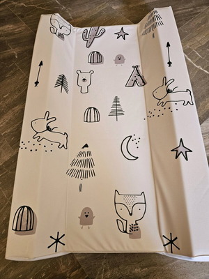 Αλλαξιέρα και 3 σελτεδάκια μεταχειρισμένα σε πολύ καλή κατάσταση