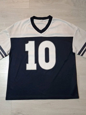 Спортна тениска номер 10 като ново, унисекс, размер M, бяло и синьо