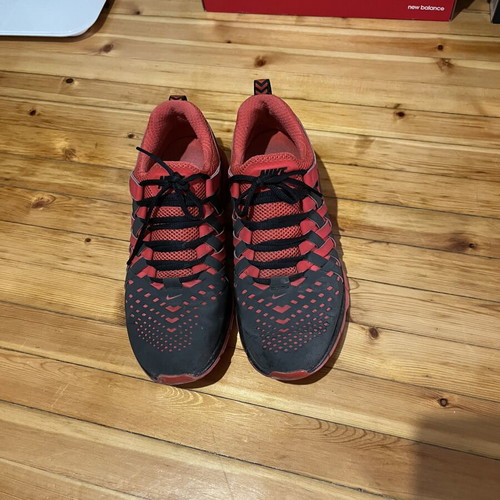 Nike shoes used, size 45, black and red, athletic style