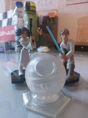 Disney Infinity 3.0 figures like new, 2 figures with playset