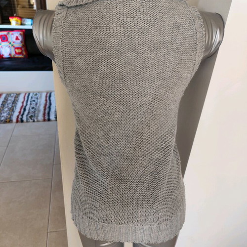 Stradivarius gray knitted sleeveless vest used, size M