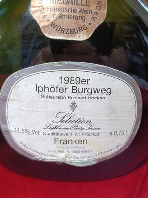 Iphöfer Burgweg Scheurebe Kabinett trocken 1989 wine bottle
