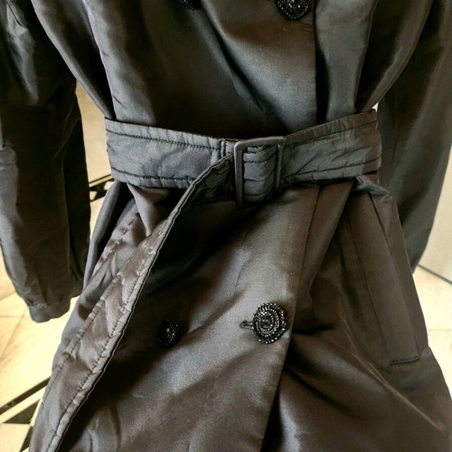 Elegant evening coat by the brand Pinko, made of silk with embroidered buttons, very impressive