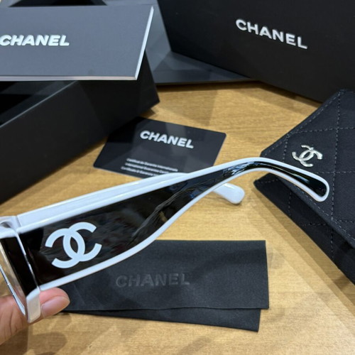 Chanel sunglasses new, black and white