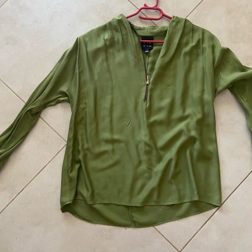 Blouse like new with zipper at neckline, green, size M