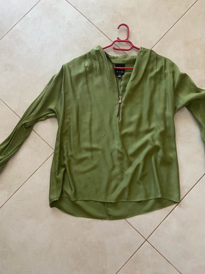 Blouse like new with zipper at neckline, green, size M