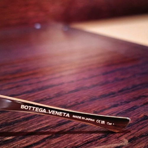 Bottega Veneta sunglasses like new, gold color