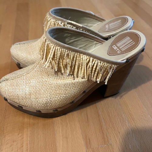 High-heeled clogs used with fringes, beige, size 37