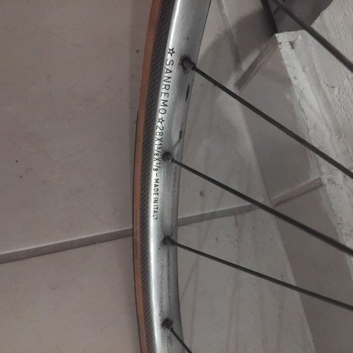 Bicycle wheels used with tires and inner tubes