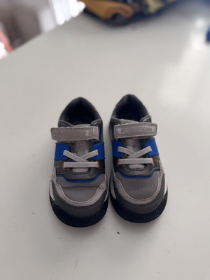 Παιδικά παπούτσια Clarks casual μέγεθος 27 μεταχειρισμένα, γκρι και μπλε