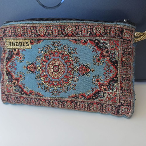 Wallet fabric with oriental pattern and zipper like new