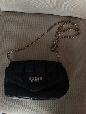 Guess δερμάτινη τσάντα ώμου με χρυσή αλυσίδα μεταχειρισμένη