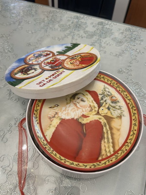 Christmas collectible plates like new