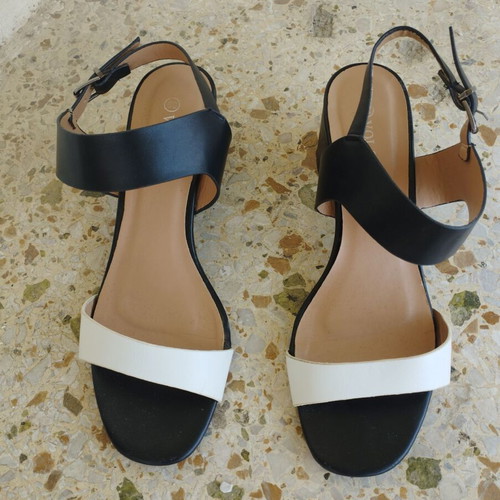 Voi & Noi sandals size 39 like new, black and white