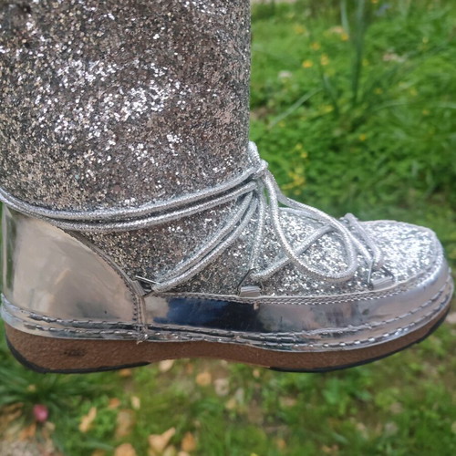 Deezee snow boots silver with glitter and fur like new, size 38