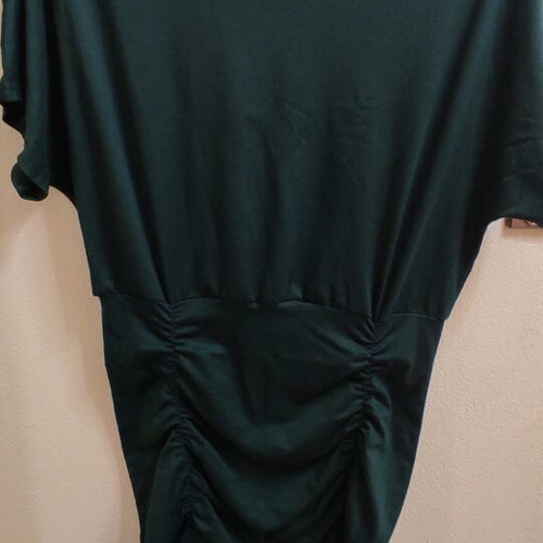 Dress like new with batwing sleeves and ruching green size M