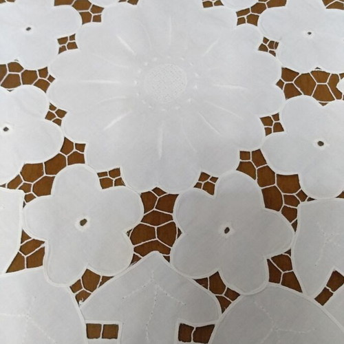 Tablecloth with 3 squares like new, white with embroidery and cutwork