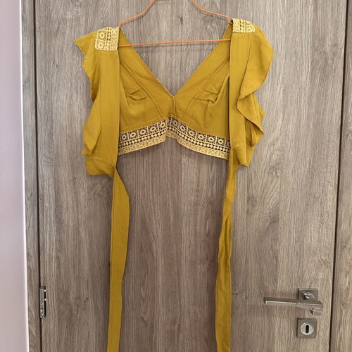 Mustard T-shirt like new, size M