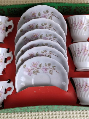 Set of 6 cups like new, at least 50 years old