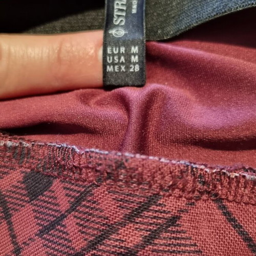 Stradivarius skirt like new, lined with tulle, burgundy