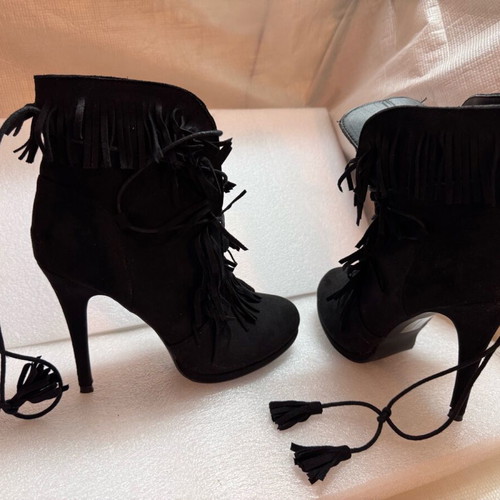 Booties with heel and suede fringes size 40 like new, black