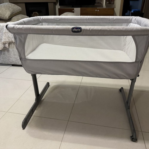 Chicco next2Me Essential crib with mattress and wheels like new