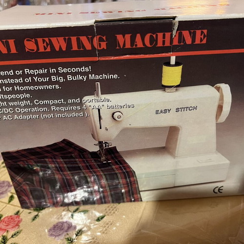 Vintage sewing machine with 4A batteries, new
