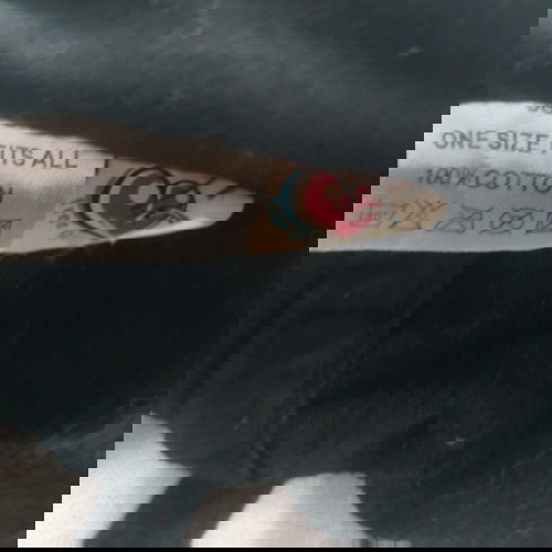 Памучна черна шапка от кадифе леко употребявана