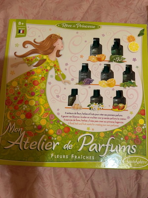 Mon atelier de parfums children's perfume creation set like new