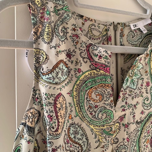 Sleeveless beige paisley top like new