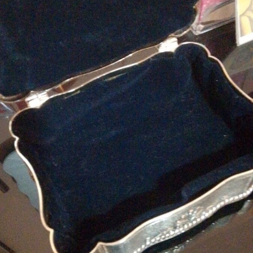Jewelry box like new, silver color