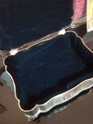 Jewelry box like new, silver color