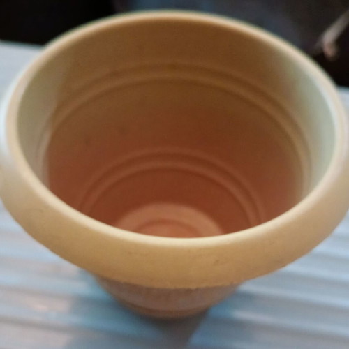 Plastic flower pot like new, small hard plastic