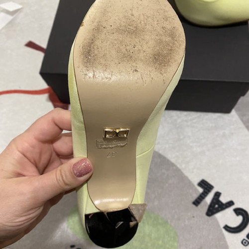 Dukas pumps like new, size 37, yellow with original box