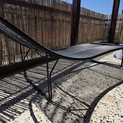 Sun lounger like new, curved woven design