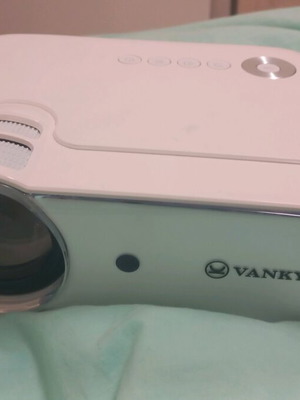 Vankyo Leisure 430 projector like new with case and cables