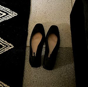 Γυναικεία παπούτσια μαύρου χρώματος topshpo με τετράγωνο τακούνι.