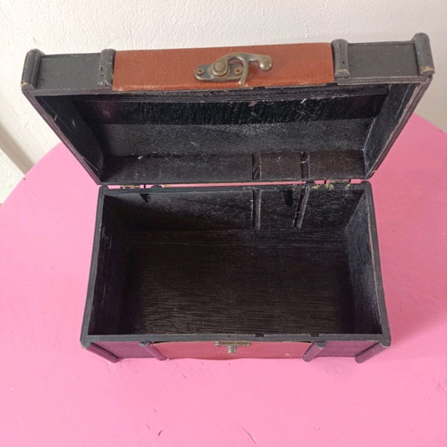 Dimple wooden trunk used with leather details