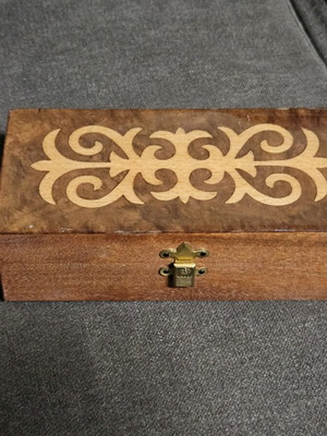 Wooden jewelry box with piano lacquer like new