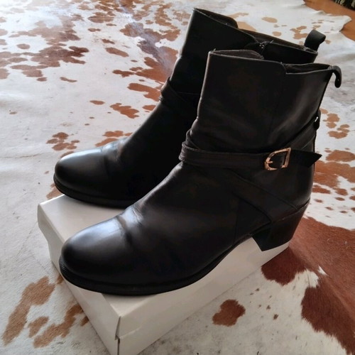 Leather ankle boots size 41 like new