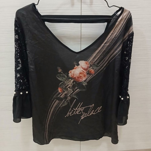 Blouse with rose print, lace sleeves, size M, like new