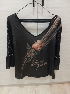 Blouse with rose print, lace sleeves, size M, like new