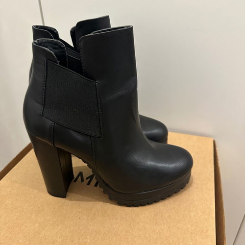 Benetton high-heeled lug sole ankle boots like new, black, size 37