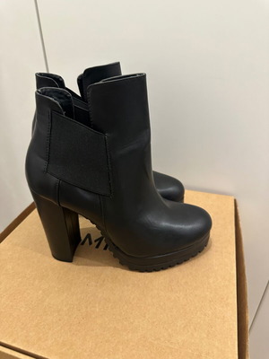Benetton high-heeled lug sole ankle boots like new, black, size 37