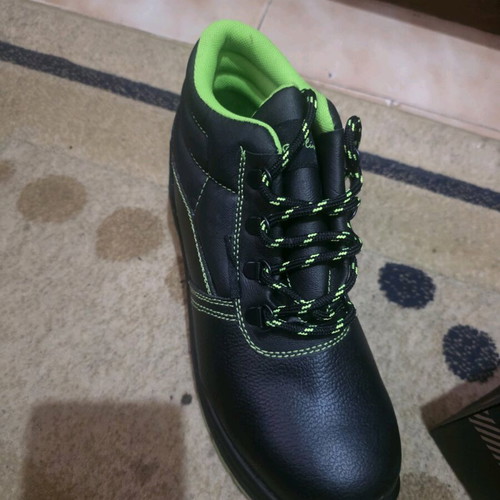 Work boots new size 39 black with green details