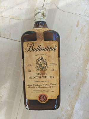 Празна бутилка Ballantine's Finest Scotch Whisky от 70-те употребявана винтидж колекционерска
