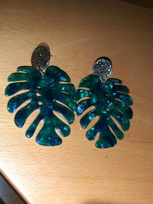 Earrings with palm leaves